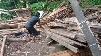 レバク住民の一つの家は、土地運動のために崩壊しました