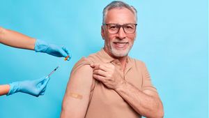 Cegah Komplikasi Infeksi Pernapasan, Lansia Komorbid Perlu Vaksin RSV