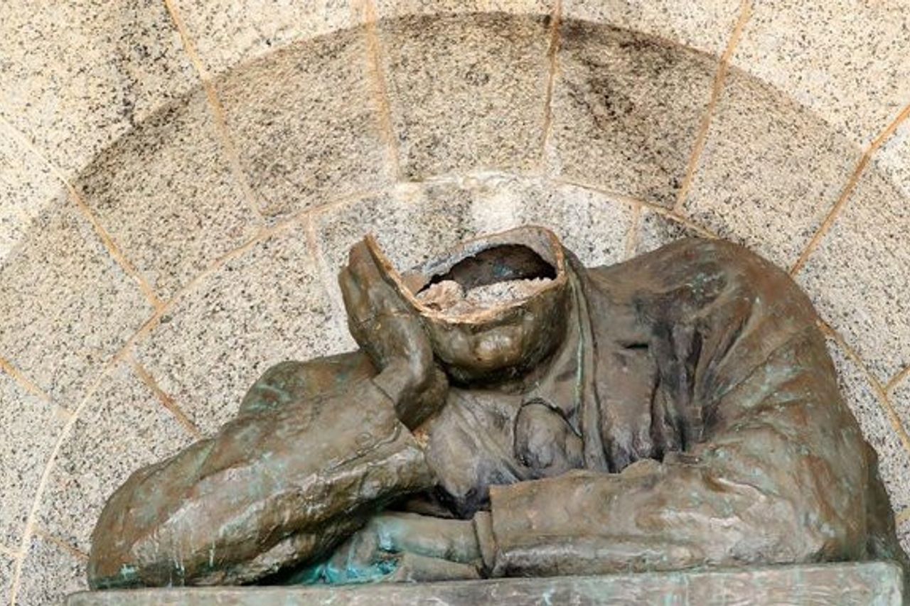 誰がイギリスのセシルローズ大佐の像を手に入れましたか