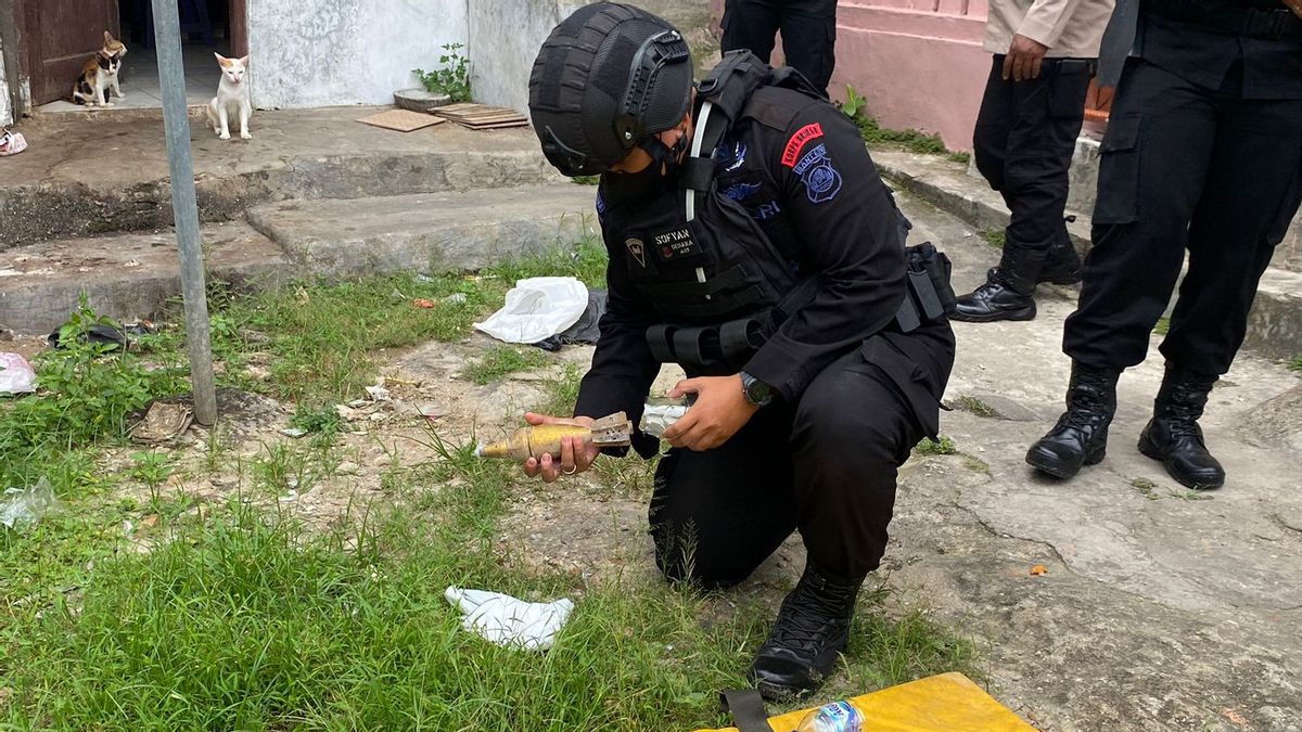 Warga Temukan Mortir di Dalam Rumah, Satbrimob Polda Banten Lakukan Evakuasi