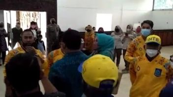 西ヌサ・トゥンガラ・コンティンジェント・コーチは、州政府からパプアPONボーナスを受け取っていないためにディスポラの頭の前で叫び、呪い、キックを投げる 