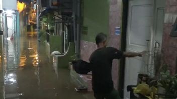 Ciliwung河泛滥，洪水高达1.2米，浸泡了甘榜梅拉尤的定居点