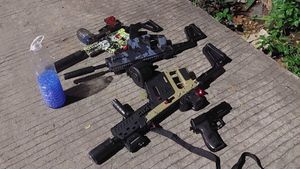 Gangster Bersenjata Mainan Diamankan Warga, Dibawa ke Polisi