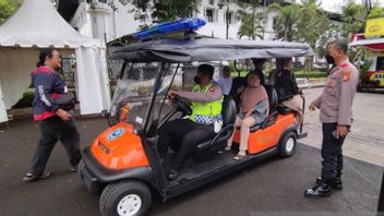 Manjakan Wisatawan, Polisi jadi Sopir 'Dadakan' Mobil Golf di Gedung Sate Kota Bandung