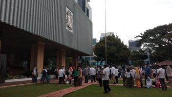  Le Choc Sismique M 6.7 Banten S’est Senti Fort à Jakarta, Les Employés Du Gouvernement Provincial De DKI Paniqués Dans La Cour De L’hôtel De Ville