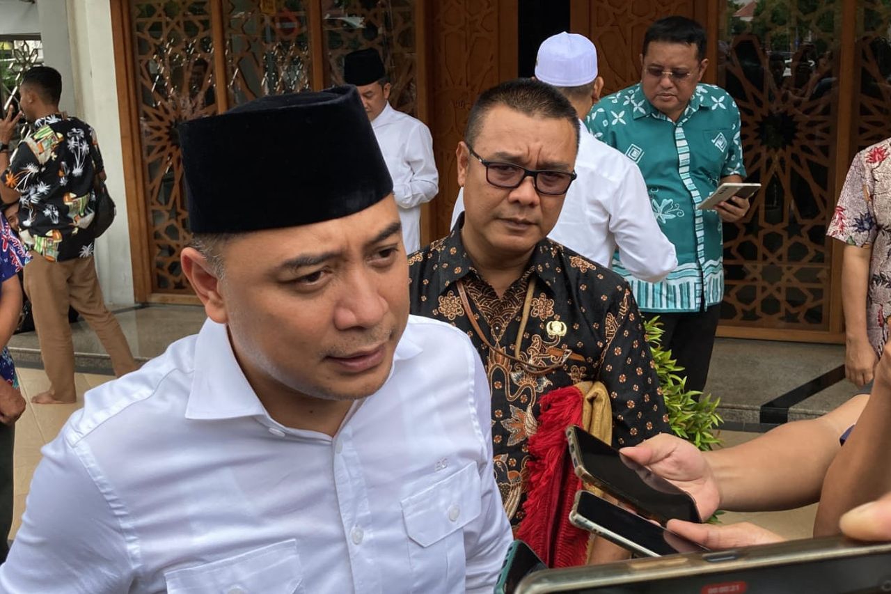 Walkot Eri Cahyadi Urges Police To Completely Investigate Labor Cases Kicking Surabaya Satpol PP Officers