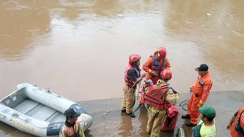 Pria Hanyut di Kali Ciliwung saat Cari Botol, Warga Sempat Dengar Minta Tolong