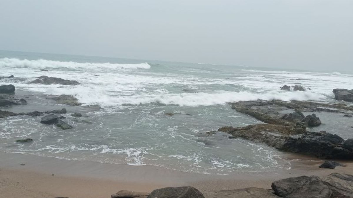 南勒巴克海浪高度触及4米，渔民，游客和居民请保持警惕