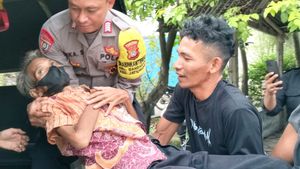 Petugas Gabungan Evakuasi Lansia Lumpuh yang Ditelantarkan Anaknya di Pinggir Jalan  
