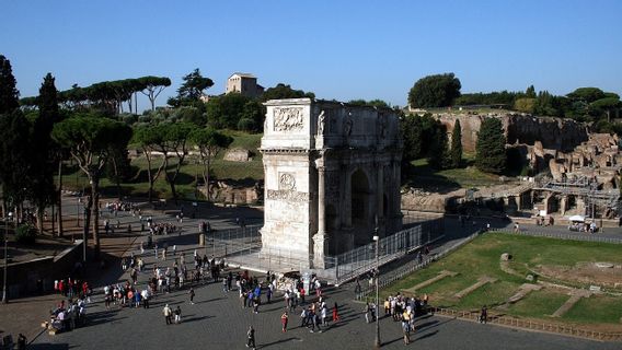 Une tempête frappant la Rome, l'Arche de Constantinople, ancienne romaine éclaboussée par la foudre