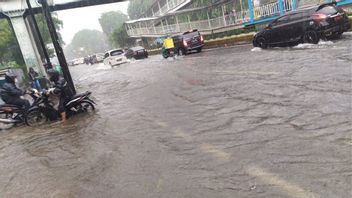 ジャカルタの一部の地域で水たまりによる豪雨