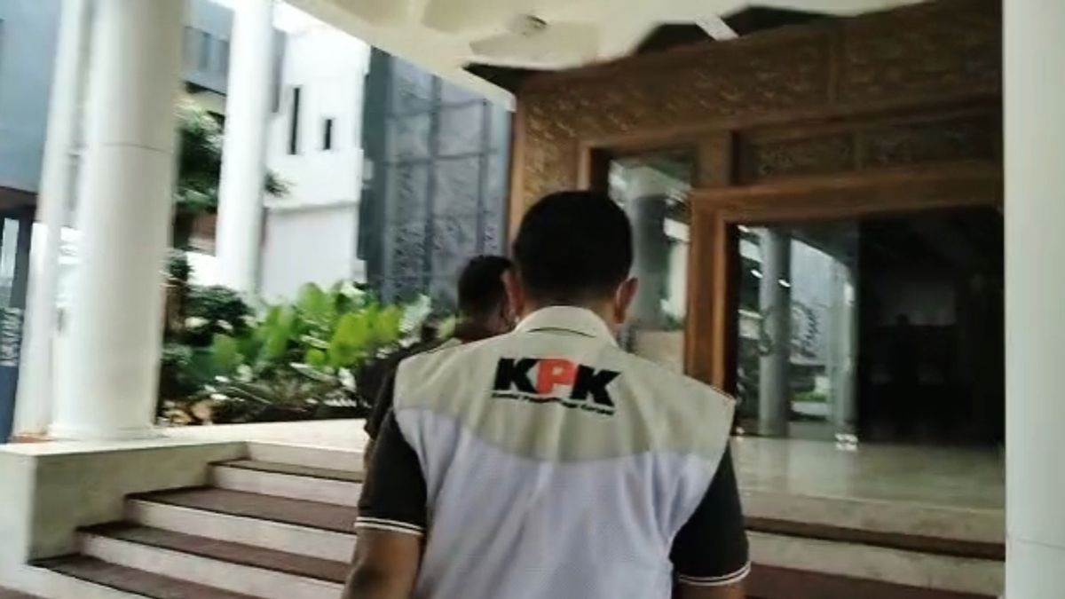    KPK الآن يبحث في غرفة PDIP و PKB و East Java DPRD Democrats