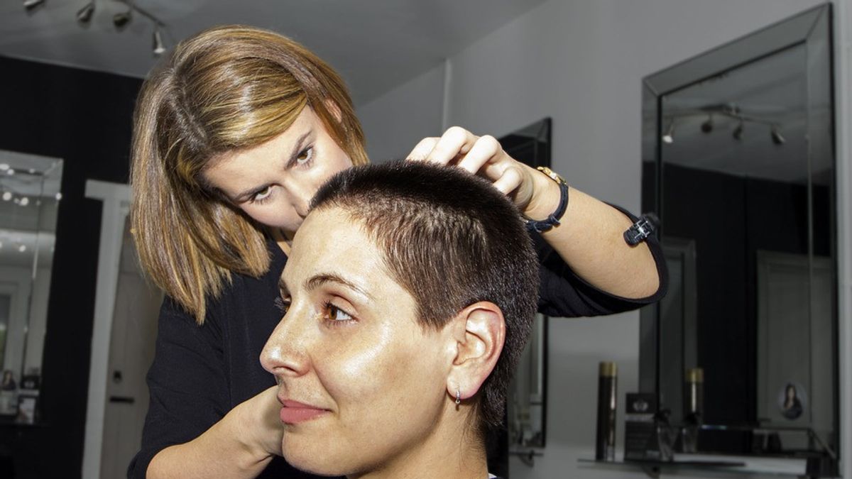 Covid-19 阳性，美国两名理发师分发 140 名客户