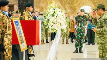 القائد يقدم تحية إلى جثة الكابتن ريكو براموديا