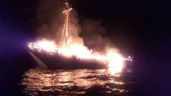 Yacth Ship Voile De Raja Ampat à Sumbawa Burns à Sultra, 4 Personnes Sautent Dans La Mer