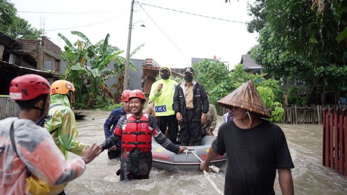Joint Team For Evacuating Flood Victims In Gowa, South Sulawesi