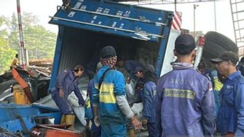3 損傷した変電所、負傷した警官:衝突したコンテナトラックGTチャウィボゴール