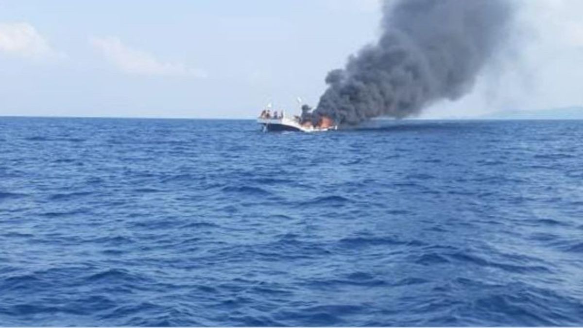 KM Inka Mina的13名船员在多科岛水域发生火灾事件后成功撤离Basarnas Ternate