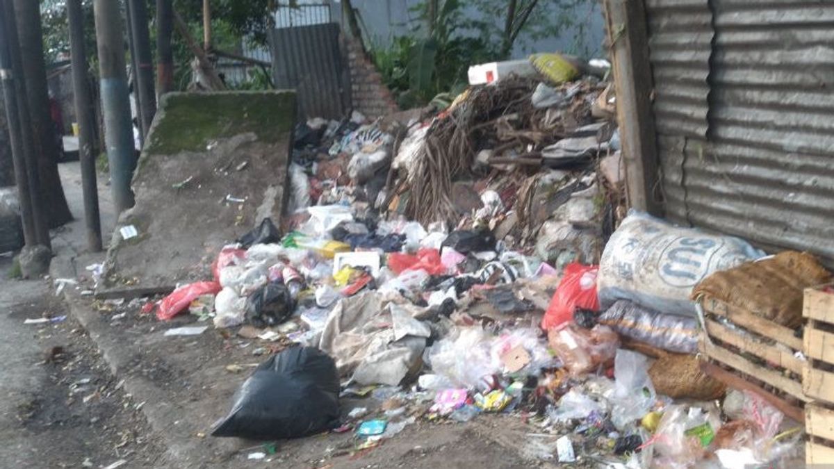 Cianjur - تكديس النفايات على طريق البروتوكول ، تطبق حكومة Cianjur Regency عقوبات اجتماعية على السكان الذين ينتهكون