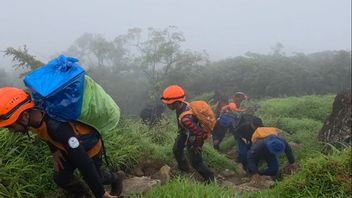 تحديث البحث عن طائرة ATR 42-500: الطقس القاسي يعوق الإخلاء في جبل بولوسارونغ