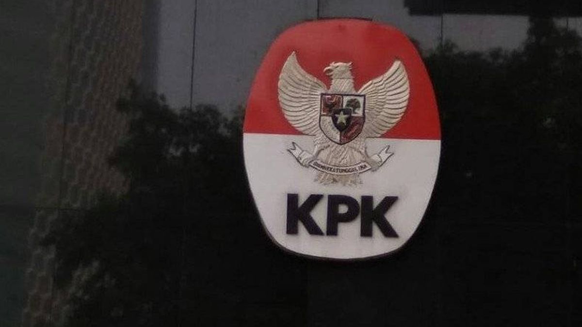 HSUリージェント事務所を含む多くの場所を捜索し、KPKは贈収賄事件に関連する文書とお金を没収しました