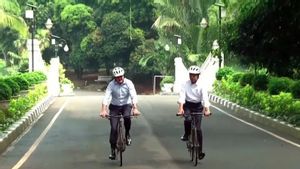 Presiden Jokowi Mengajak PM Australia Naik Sepeda Bambu