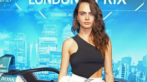 Model Inggris Delevingne Bikin Medsos Panas, Unggah Foto Telanjang dengan Vibrator