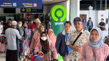 Thousands Of Passengers Down At Solobalapan Station On D-2 Lebaran