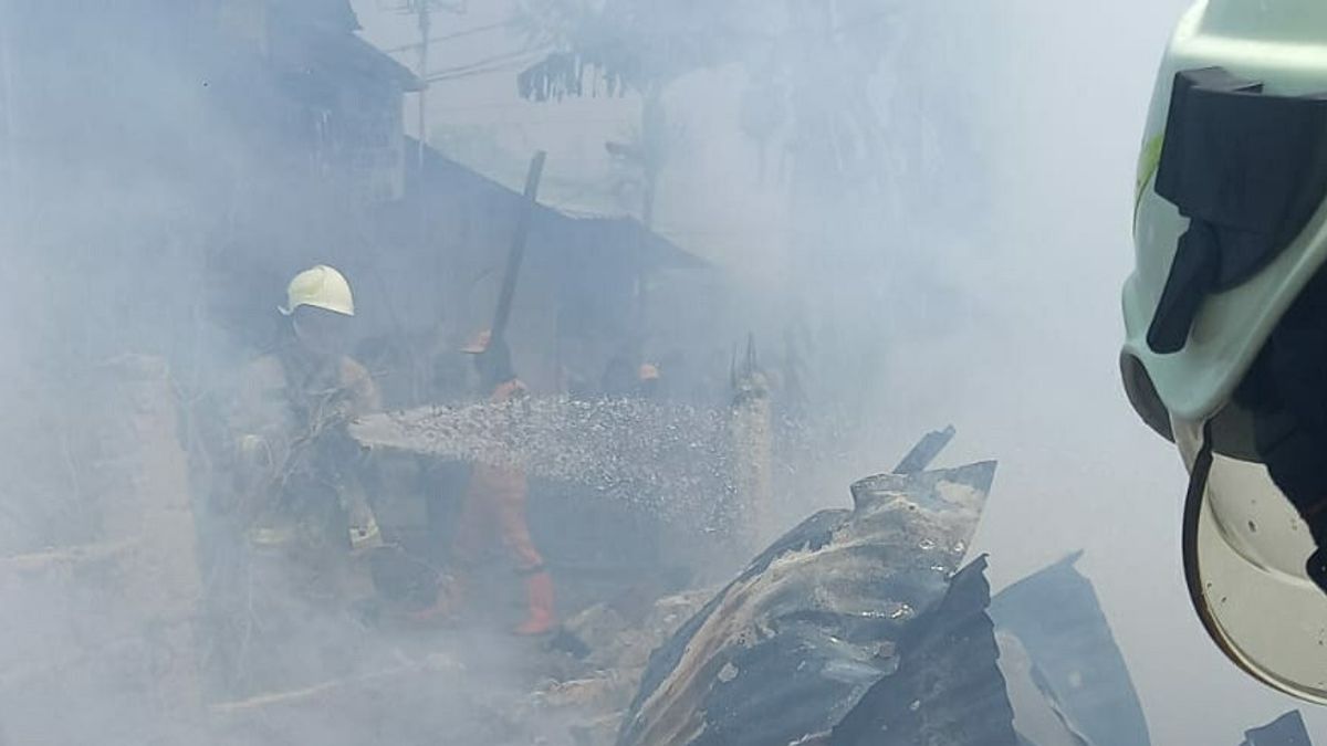 電気的な短絡のため、ポンドックケラパJaktim Ludesの3つの家が火事で燃えた