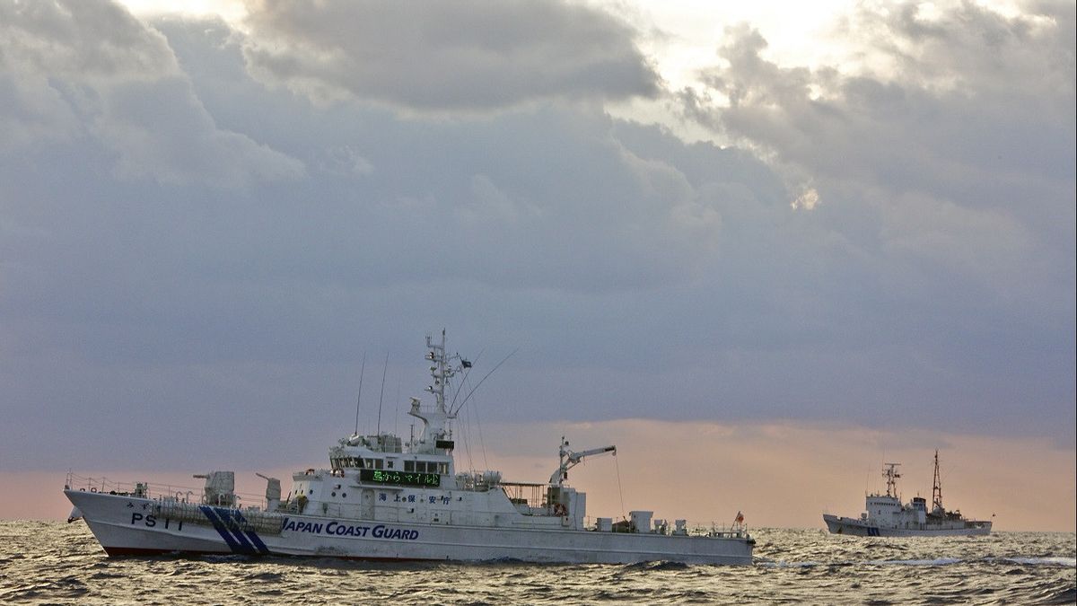 日本 係争中の島々の海域をパトロールする中国軍艦に抗議