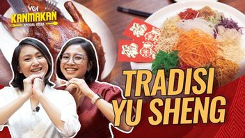 VIDEO: Trying The Traditional Procession Yee Sang Or Yu Sheng