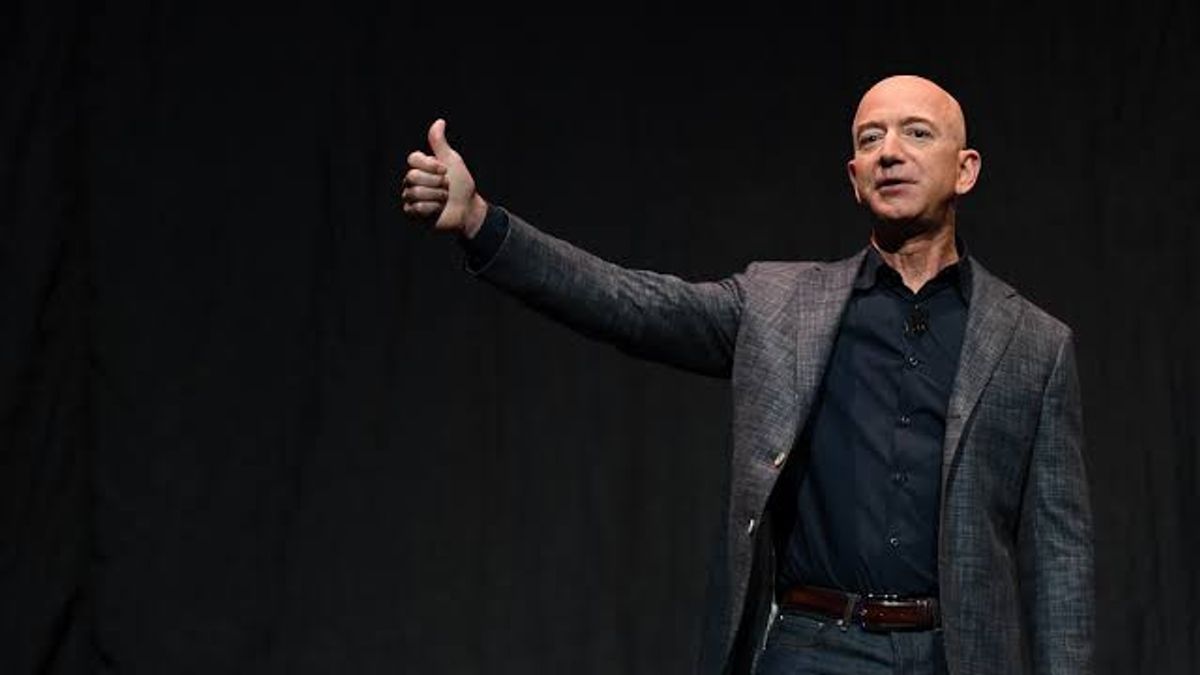 Ponsel Jeff Bezos Diretas, Facebook Tuding Apple Kebobolan