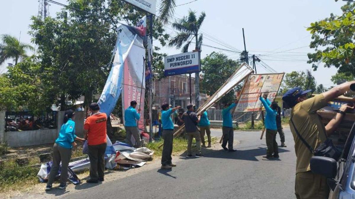 Tidak Sesuai Perda, Alat Peraga Kampanye Pemilu 2024 di Purworejo Ditertibkan