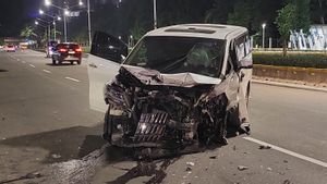 Diduga Ngantuk, Sopir Toyota Alphard Putih Tabrak Pembatas Jalan di SCBD Sudirman