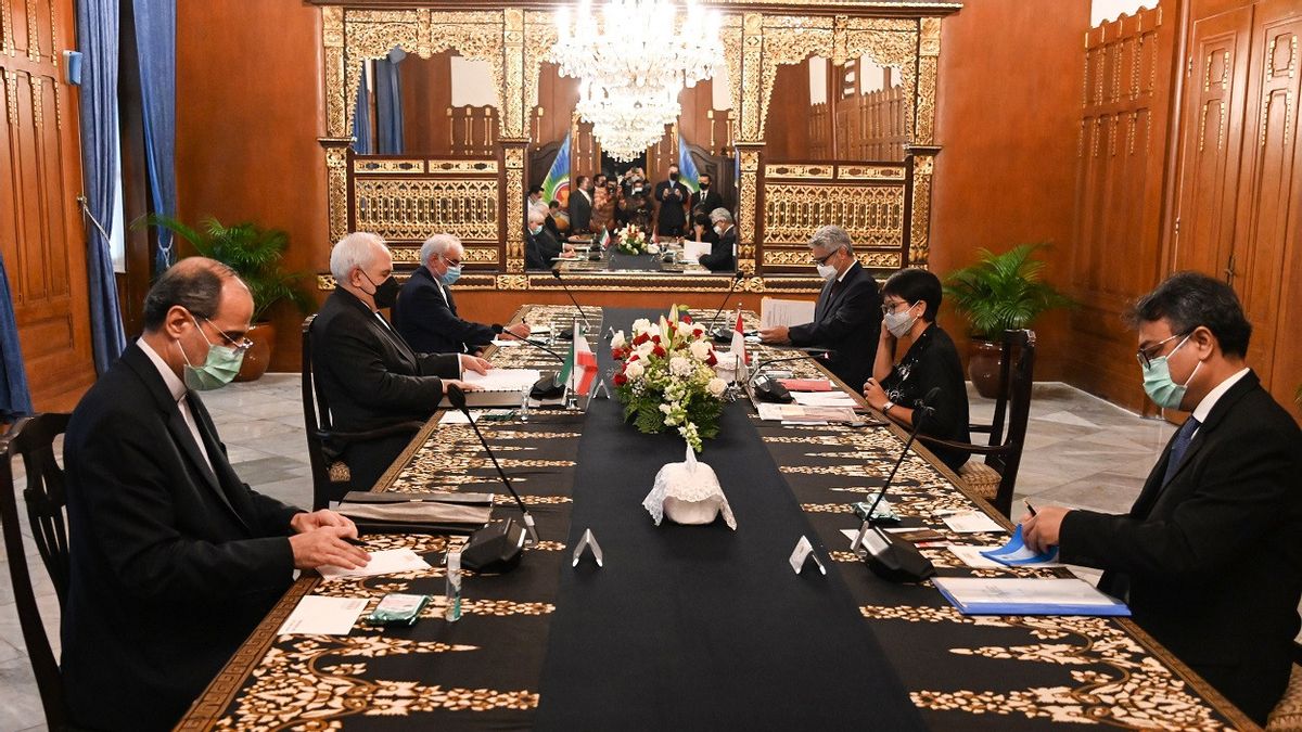 لقاء مع وزير الخارجية ريتنو مارسودي ووزير الخارجية الإيراني يشيد باتساق إندونيسيا بشأن الاتفاق النووي