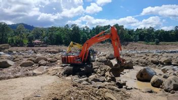 Road Buried by Landslide, BPBD Agam Tries to Open Access to Isolated Pinang Balirik