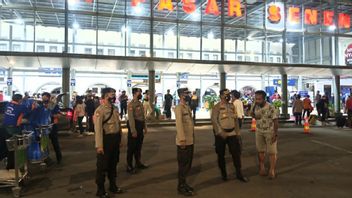 8.200 Penumpang KA Masih Padati Stasiun Pasar Senen, Polisi Siaga Pengamanan Secara Terbuka