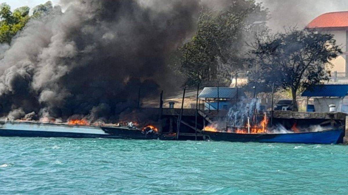 バタム税関桟橋で燃やされた4隻の船、海に1隻のABKニエブル