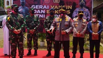 Le Commandant Du TNI, Le Maréchal Hadi Tjahjanto, Et Le Chef De La Police Nationale, Le Général Listyo Sigit, Surveillent Les Activités De Vaccination à Labuan Bajo