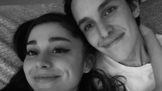 Ariana Grande Tunangan dengan Kekasihnya, Dalton Gomez