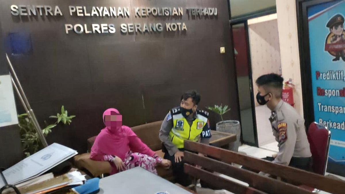 Her Child's Depression Is Sick, Middle-aged Woman Wants To Suicide Jumping From The 4th Floor Of Ramayana Serang City, Successfully Foiled