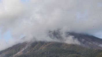 يطلب من السكان الحذر من انزلاقات المواد البركانية في جبل كارانجتانغ سولوت أثناء هطول أمطار غزيرة