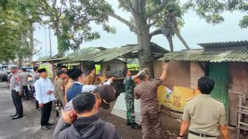 After Finding Illegal Drugs, Officials Dismantle Their Kiosks Sellers In Banyuresmi Garut