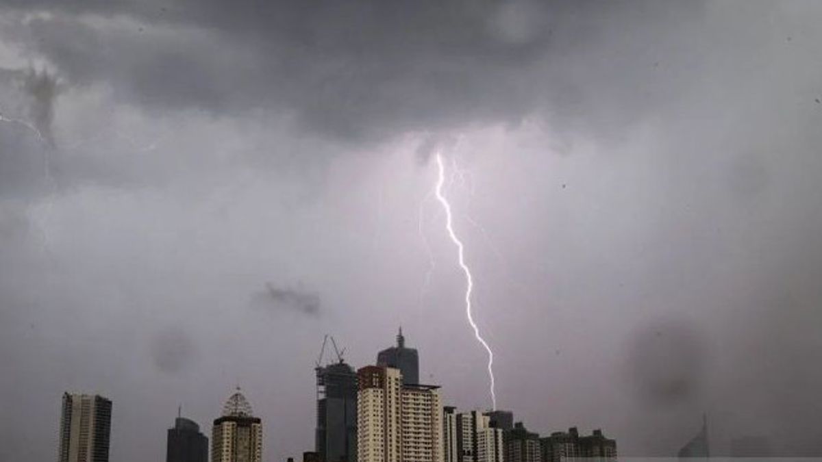 BMKGは今日、スマトラ島とカリマンタン島で雷雨の可能性を思い出させる