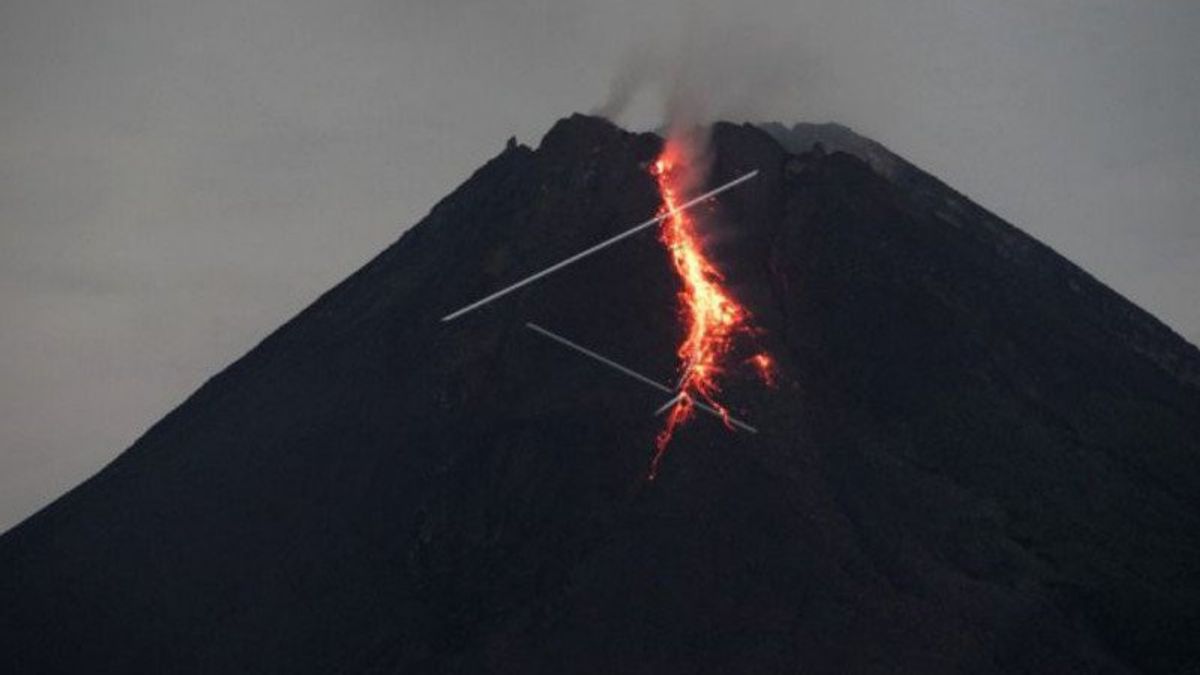 Mount Merapi Spills Incandescent Lava Drops 19 Times As Far As 600 Meters