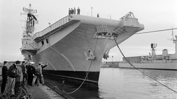 荷兰派遣航母卡雷尔门卫前往西伊里安今天的历史，1960年4月4日