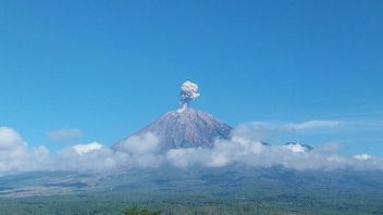 塞梅鲁火山在三个小时内爆发3次