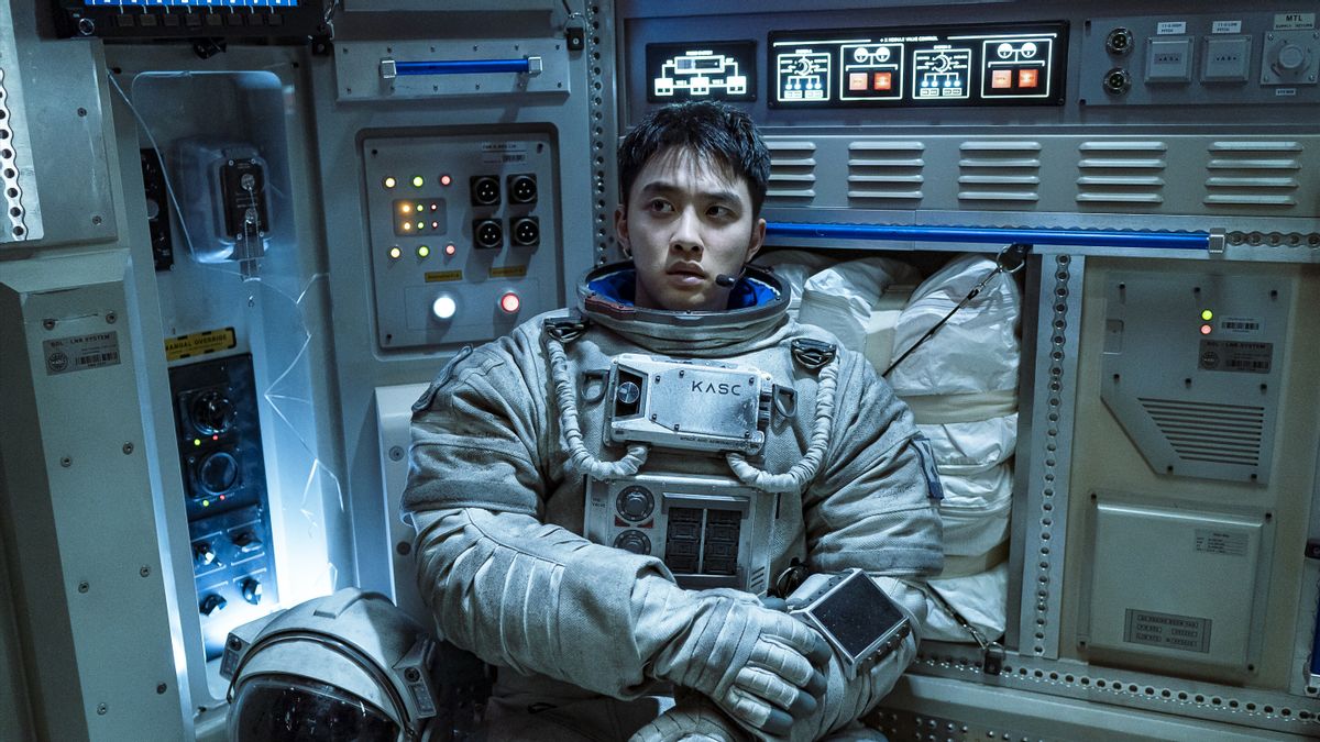 The Moon Movie Review: Hard And Fun Rescue Of Korean Astronauts