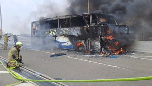 Autobus touristique contenant 58 étudiants du TK incendié sur la route à péage Wiyono Jatinegara