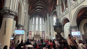 Mendung Weather, Mass Celebration At The Jakarta Cathedral Church Takes Place In Khidmat